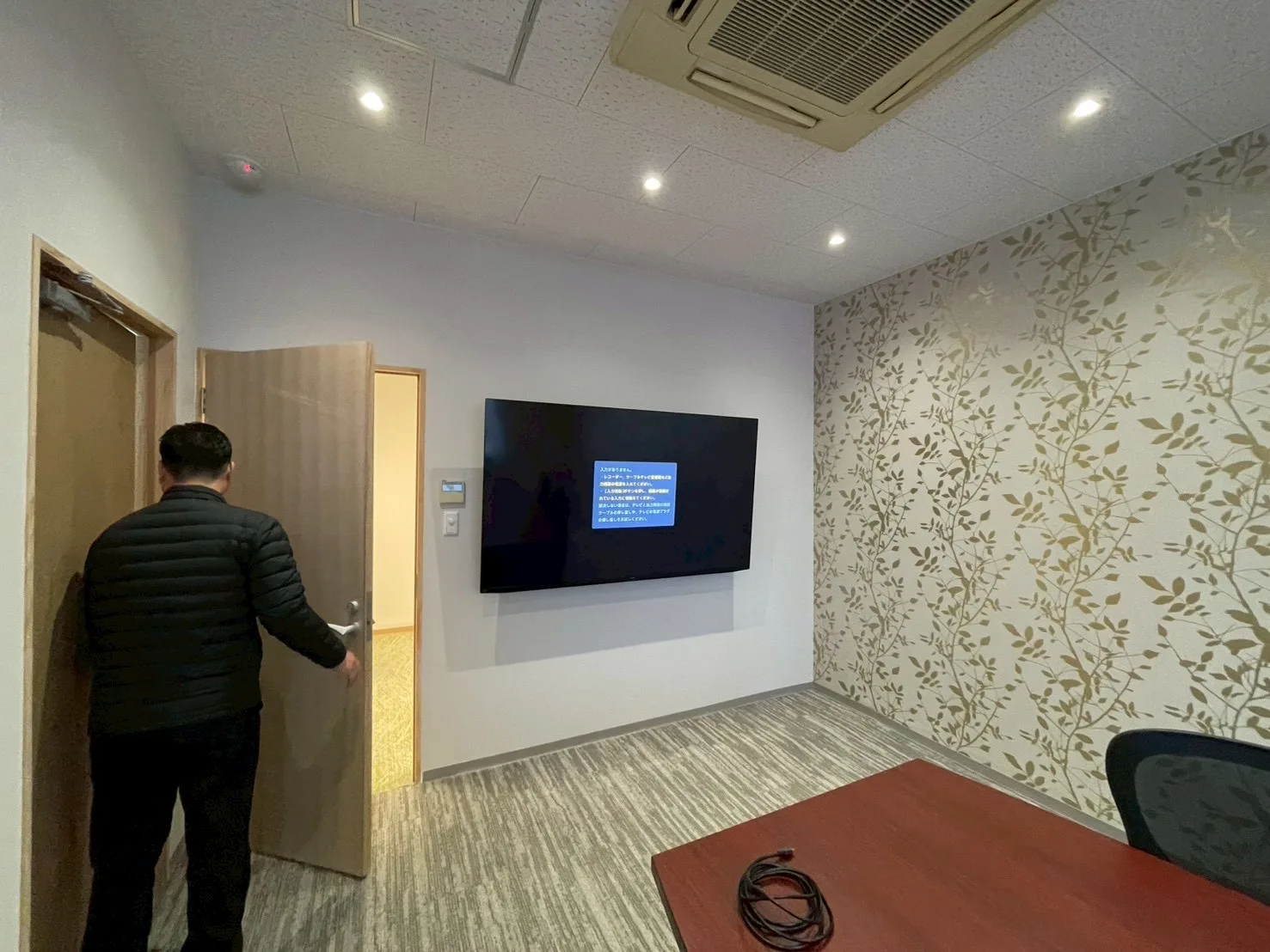 オフィス モニター増設工事の施工写真
