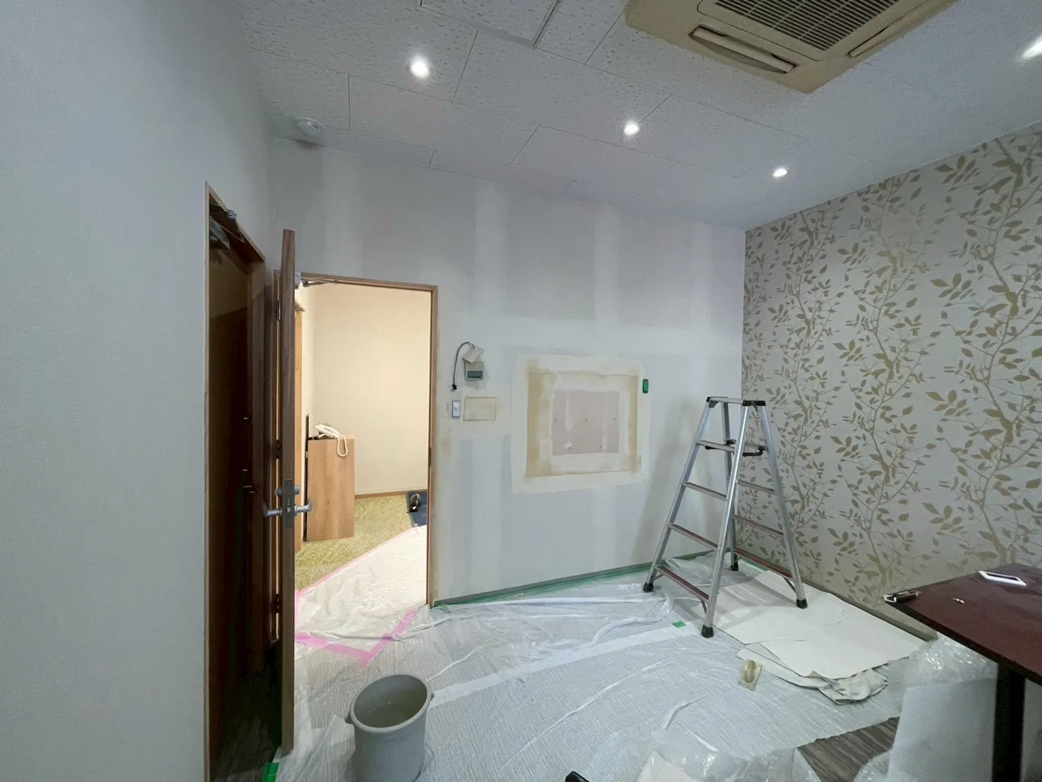 オフィス モニター増設工事の施工写真
