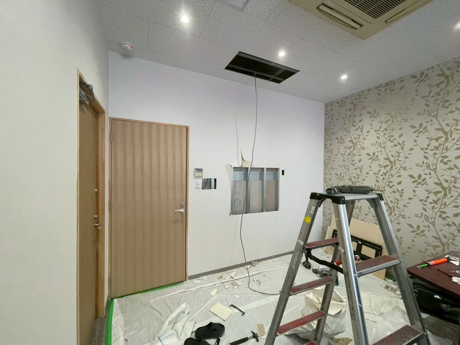 オフィス モニター増設工事の施工写真