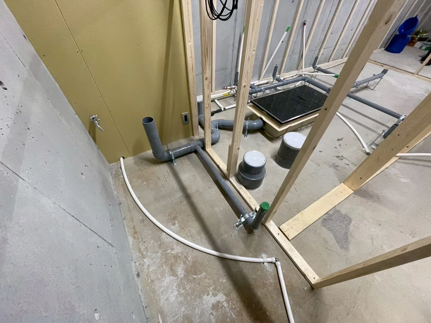 店舗設備 配管仕込み工事の施工写真