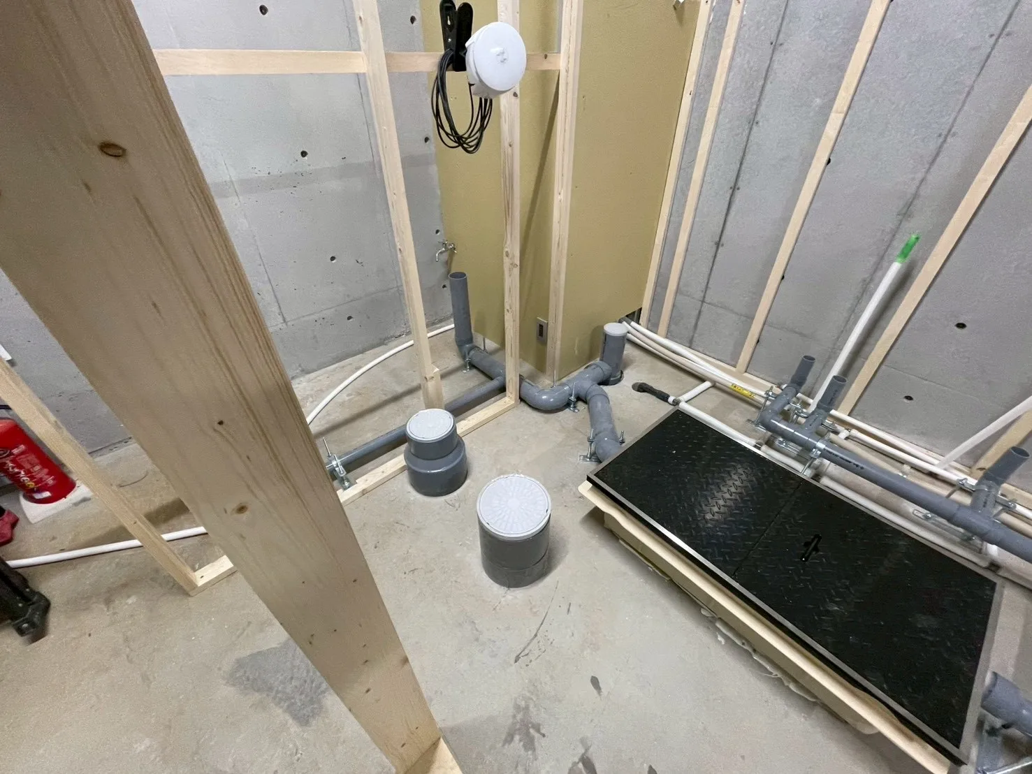 店舗設備 配管仕込み工事の施工写真